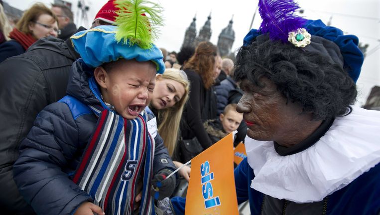 Zwarte Piet tijdens de sinterklaasoptocht in Amsterdam. Beeld anp