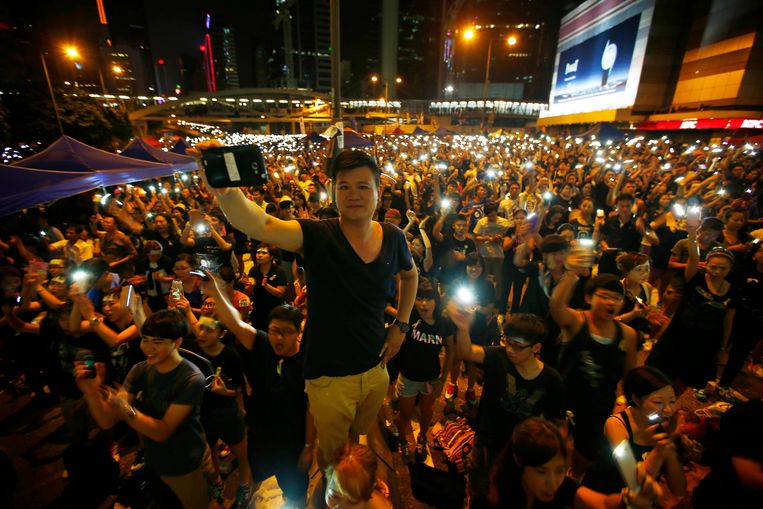 Demonstranten schijnen met hun smartphones tijdens een protest bij het parlementsgebouw in Hongkong. Beeld reuters