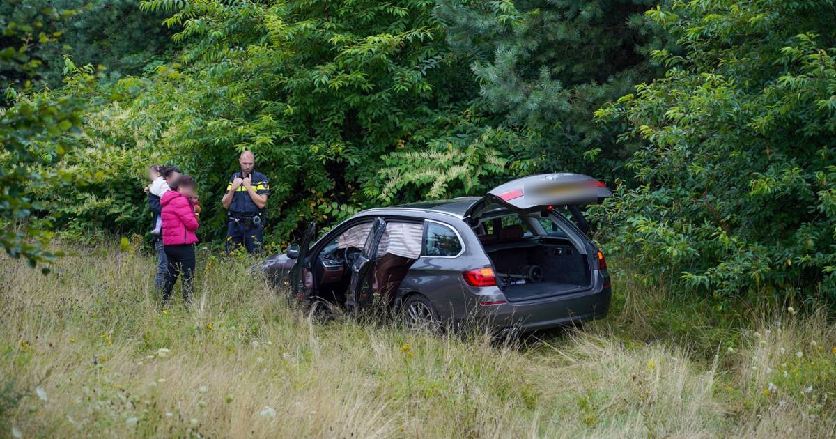 Auto schiet de berm in na aanrijding op beruchte kruising bij Arnhem.