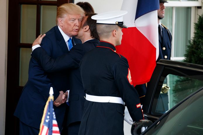 Frans president Macron begroet Donald Trump bij het Witte Huis met twee kussen.