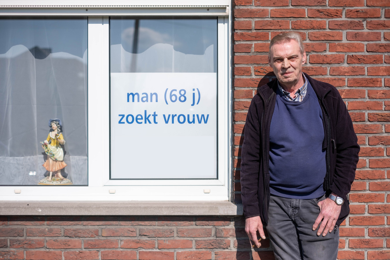 Jozef (68) zoekt nieuwe liefde via bordje aan raam: “Een meisje van 17 ...