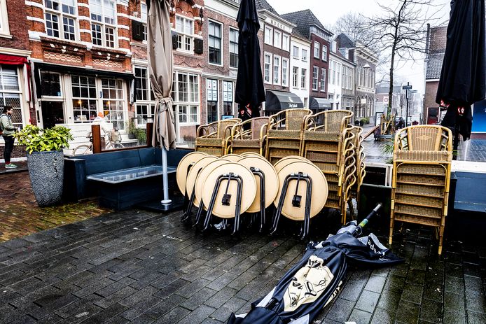 De stoelen op het Statenplein in Dordrecht staan opgestapeld. Als het aan de Dordtse horecaondernemers ligt, verandert dit snel.