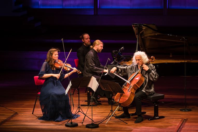 Vanaf links: Janine Jansen, de bladomslaander, Denis Kozjoechin en Mischa Maisky op het Internationaal Kamermuziekfestival Utrecht. Beeld Majanka Fotografie
