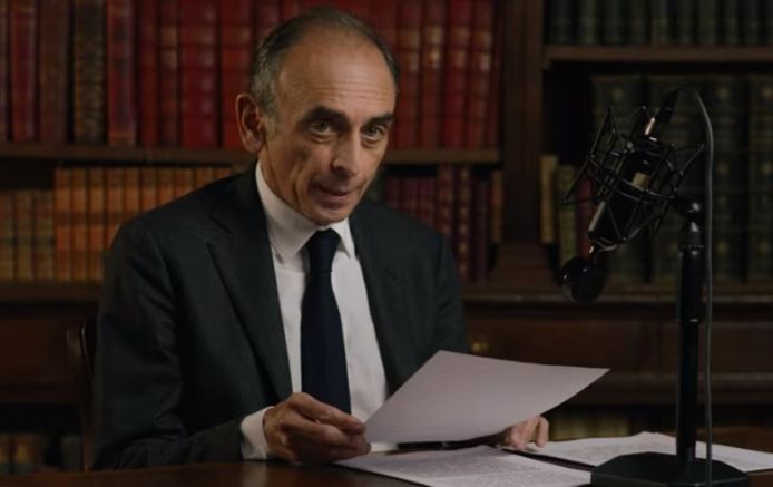 Une capture d'écran montre Eric Zemmour prononçant un discours pour annoncer sa candidature à l'élection présidentielle de 2022 dans une vidéo diffusée sur les médias sociaux, le 30 novembre 2021 à Paris.