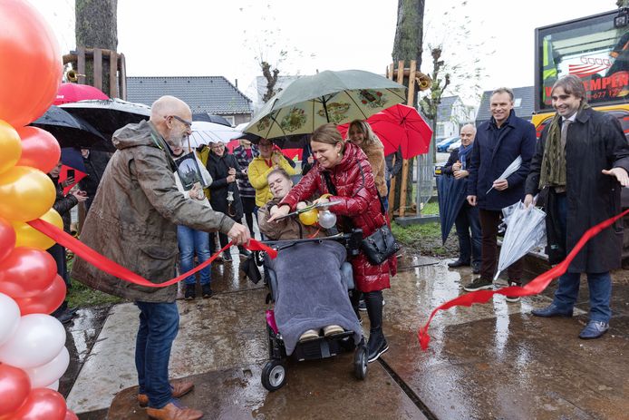 Deze week knipte Frederique Arts van der Zanden samen met haar moeder een lint door, waarna de sloopkraan op het terrein van Kasteellaan 48 kon komen. Eerste van rechts Ronald Leushuis, tweede van rechts wethouder Geert Gerrits.