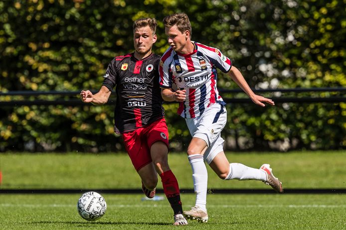 Max Svensson (rechts) tijdens zijn korte invalbeurt tegen Excelsior.