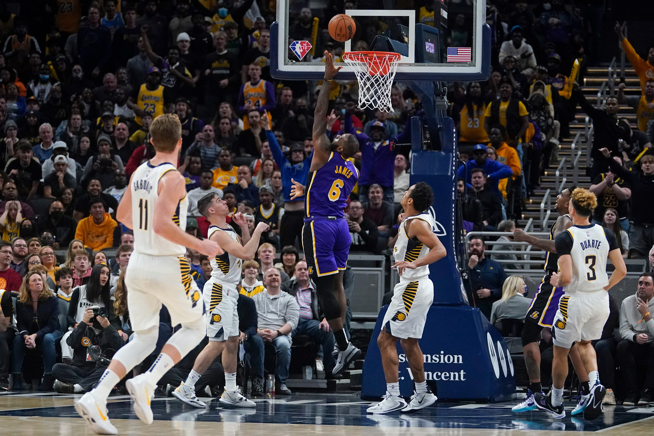 LeBron James helpt Los Angels Lakers aan de overwinning.