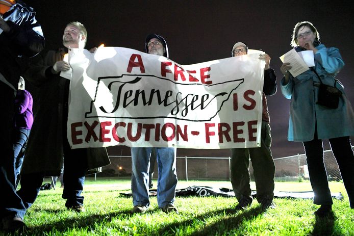 Demonsranten die tegen de doodstraf zijn, protesteren aan de zwaarbeveiligde gevangenis waar Edmund Zagorski vastzat in Nashville, Tennessee voorafgaand aan de executie.