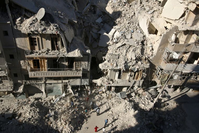 Aleppo na een bombardement gisteren. Beeld reuters