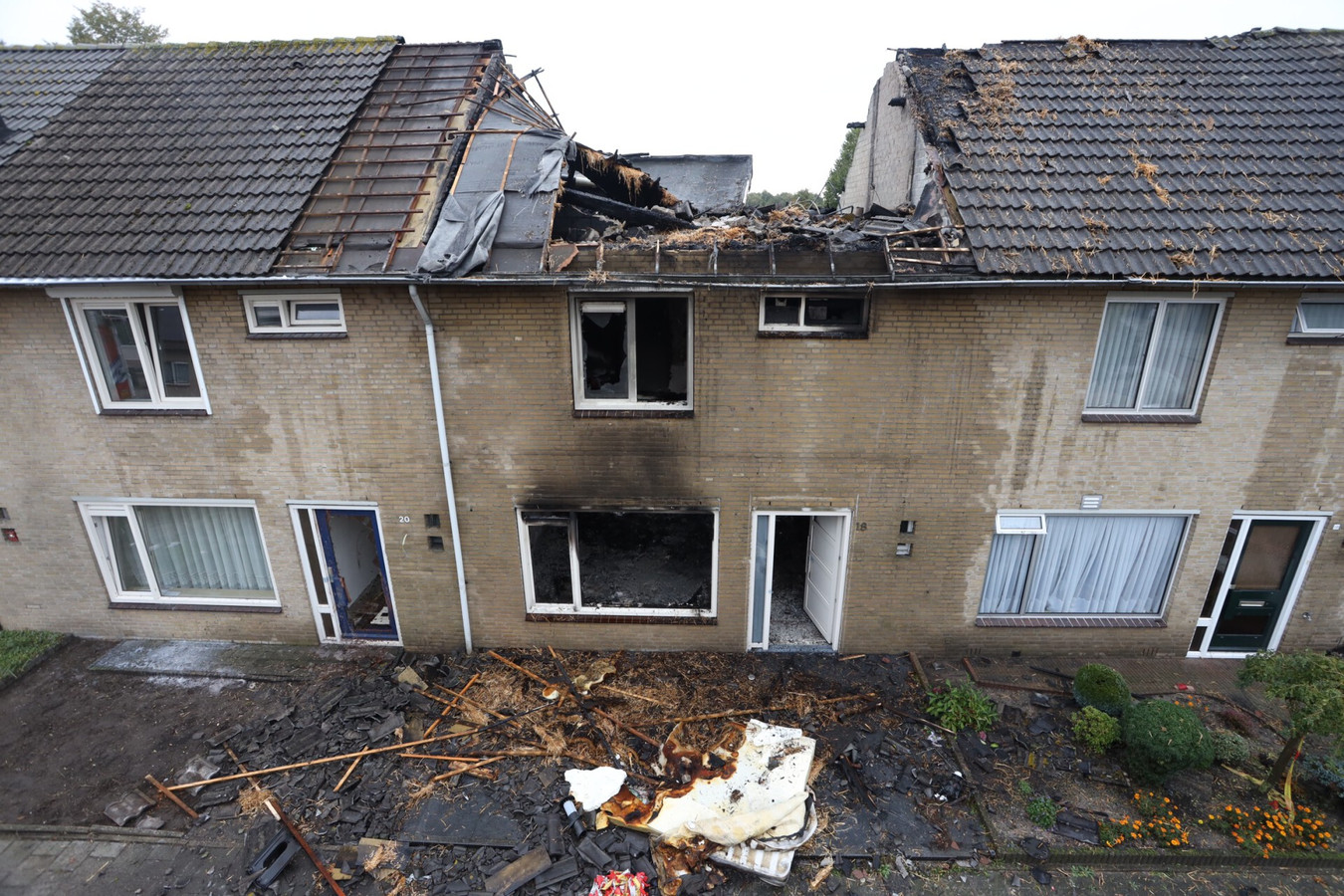 De schade aan de woningen aan de Mgr. A. F. Diepenstraat in Best, na de brand.