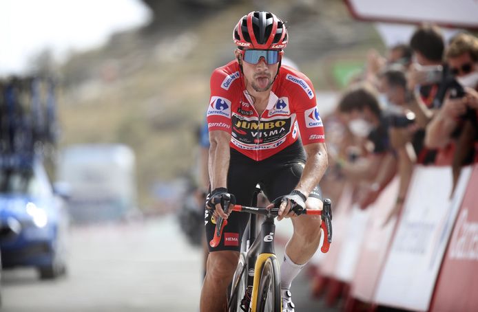 Primoz Roglic komt over de finish in de negende etappe van de Vuelta.