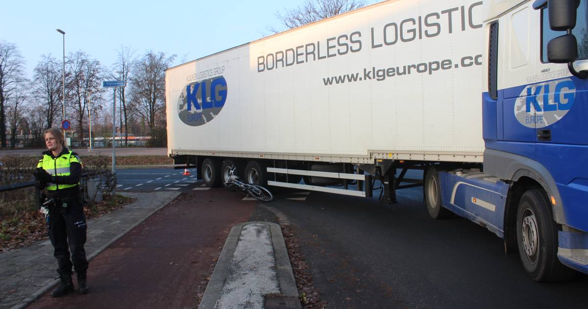 Fietser gewond bij aanrijding met vrachtwagen in Apeldoorn.