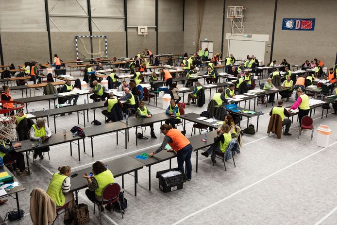 Waar duizenden mensen moeten stemmen en tientallen vrijwilligers moeten tellen, gaat nog wel eens wat mis.