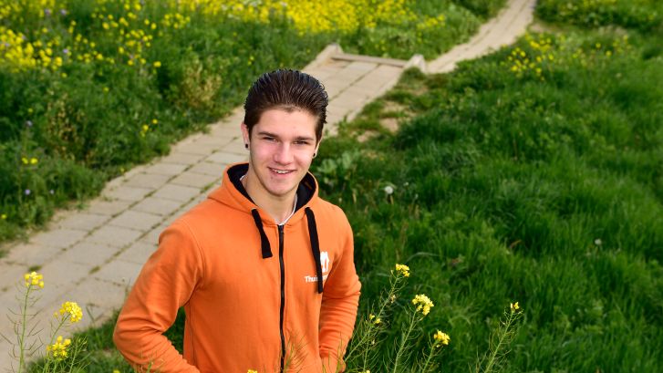 Maaltijdbezorger Mack (18) oogst lof door te herdenken tijdens bezorging: ‘Wat is nou twee minuten op een heel jaar’ 
