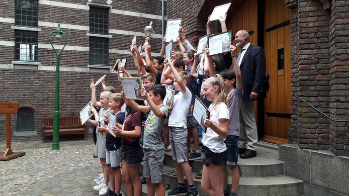 Jan van der Zanden (rechts) poseert voor het laatst op Kasteel Helmond met 'verkeersbonzen' die hun verkeersexamen uitstekend hebben afgelegd.