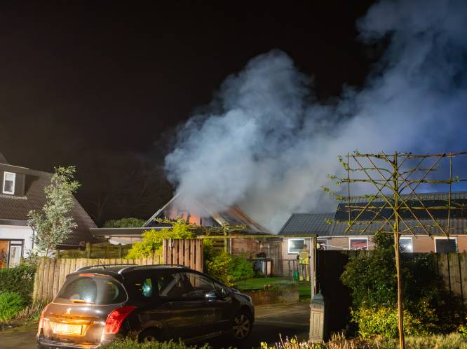 Nachtelijke schuurbrand in Raalte: brandweer haalt alles uit de kast om huizen te redden