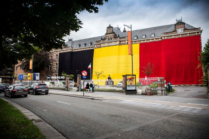 Ook Hasselt gaat mee in de EK-gekte met een gigantische vlag van België aan de kleine ring.