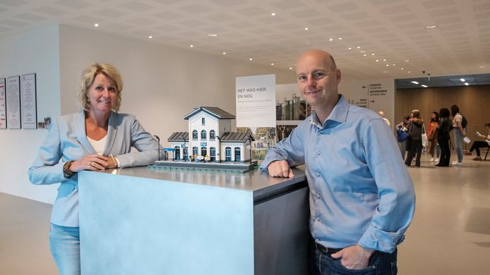 Liesbeth Prijt van NM Kamp Vught en Christian van der Ven bij het station Vught, gebouwd met Legoblokjes.