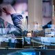 Wie online een afspraak maakt voor vaccinatie, raakt vaak verder van huis. Hoe kan dat?