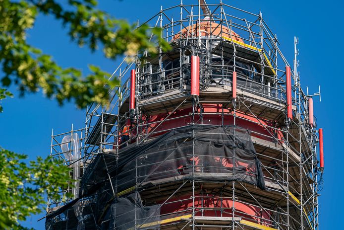 De steiger rond de vuurtoren van Haamstede wordt volledig ingepakt in krimpfolie, zodat er geen schadelijke verfschilfertjes in de omgeving terecht kunnen komen.