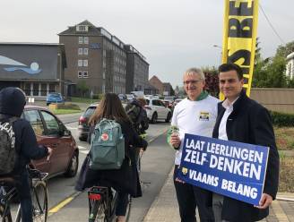 Dries Van Langenhove protesteert aan school omdat Vlaams Belang niet mag deelnemen aan debat