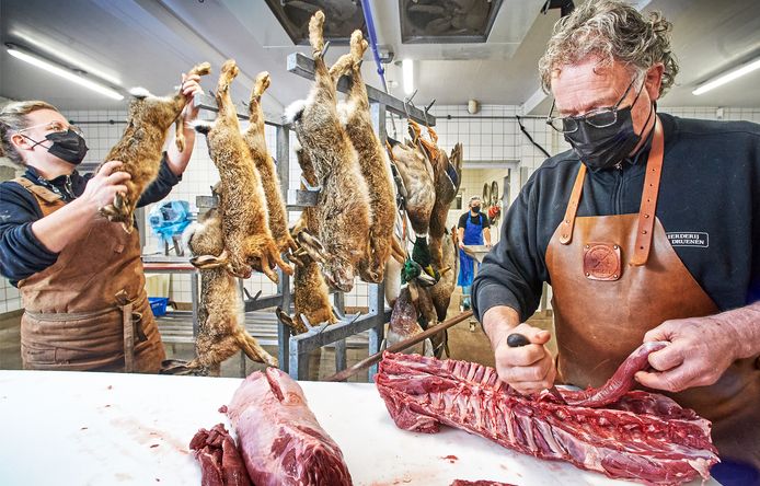 Jo en Anja van Druenen zijn er niet in geslaagd een opvolger te vinden voor hun poeliersbedrijf in Geffen. De zaak is verkocht aan een investeerder die er een zorgorganisatie in wil huisvesten.