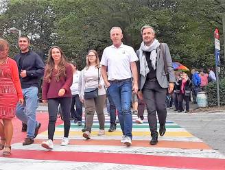 Regenboogzebrapad officieel ingehuldigd: “Dit is een roos historisch moment in de geschiedenis van de stad”