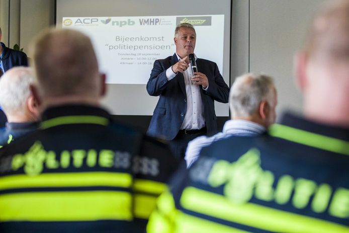 Gerrit van der Kamp van politiebond ACP tijdens een werkonderbreking bij het bureau in Alkmaar