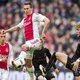 Ajax ontsnapt in laatste vijf minuten door omstreden strafschop