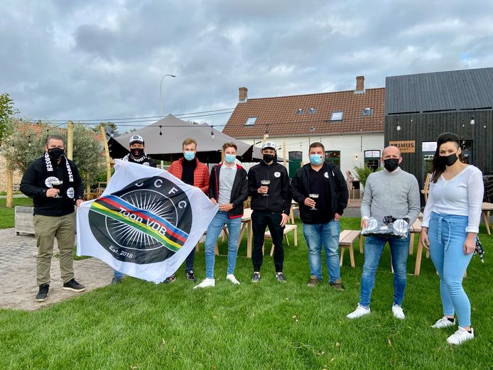 Gastropub 't Molenhuys wordt een supporterslokaal van veldrijder Toon Vandebosch (links aan vlag)
