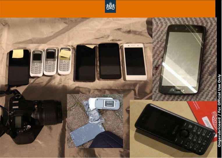 Telefoons die zijn gebruikt door de Russische militaire inlichtingendienst voor de cyberaanval. Beeld Uit de persconferentie van het ministerie van Defensie