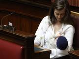 Applaus voor politica die borstvoeding geeft in parlement