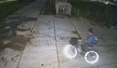 Op zijn gestolen fiets is de verdachte het beste te zien.