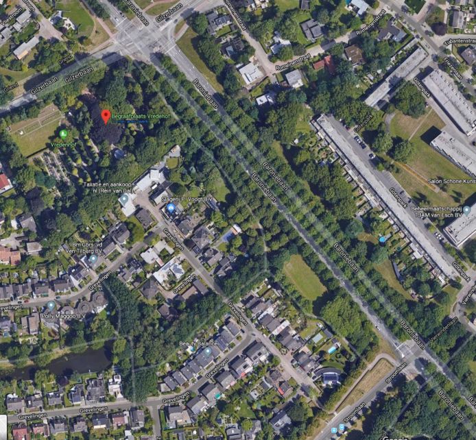 Het fietspad tussen de Stroomlaan (onder) en Gilzerbaan (boven) loopt parallel aan de Baronielaan (rechts).