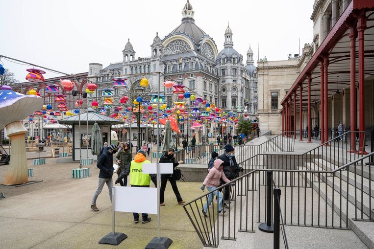 Het kindervaccinatiedorp in de Antwerpse Zoo. Beeld Klaas De Scheirder