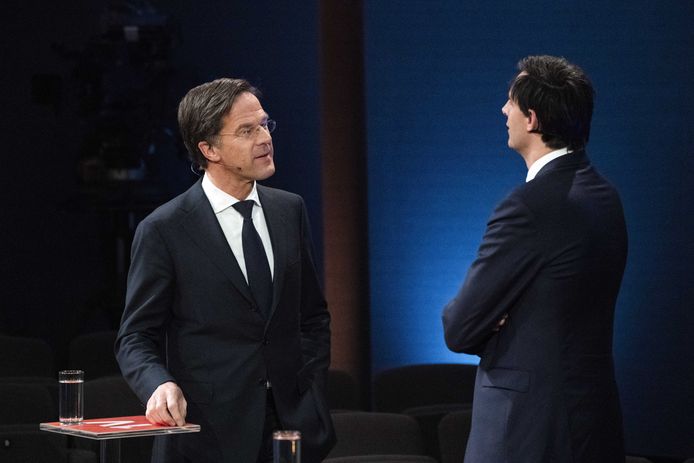 Mark Rutte (VVD) en Wopke Hoekstra (CDA) voorafgaand aan het een-op-een verkiezingsdebat van EenVandaag tijdens de campagne voor de Tweede Kamerverkiezingen eerder dit jaar.