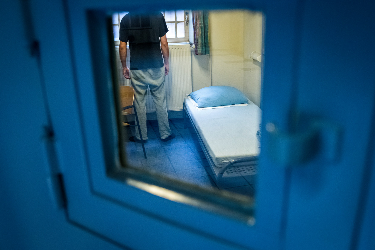 Een man kijkt uit het raam van een cel in een gevangenis.  Beeld ANP