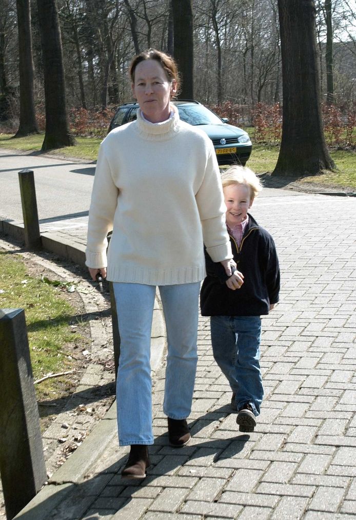 2003: Hugo wordt door zijn moeder Brigitte Klynstra naar school gebracht.