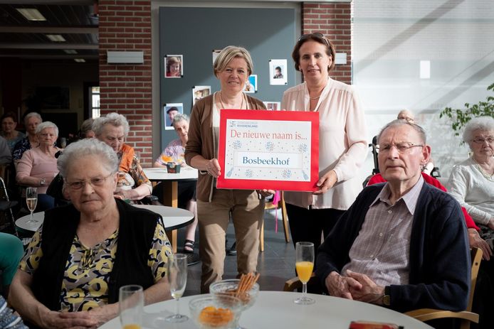 OCMW-ondervoorzitter Detty Vercraeye en directeur Maddy Van den Bergh maken de nieuwe naam bekend.