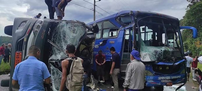 Een door het ministerie van Volksgezondheid van Ecuador verspreidde foto van het busongeluk.