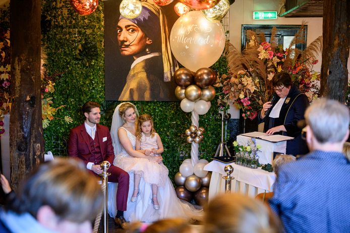 Trouwambtenaar Herma Bonenkamp sluit een huwelijk, om te laten zien hoe dat gaat.