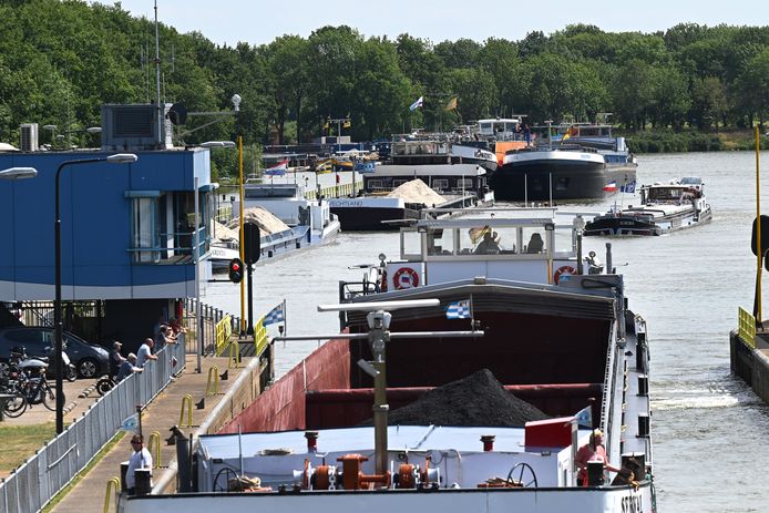 In de rij wachten om door te kunnen voor de sluis bij Grave.