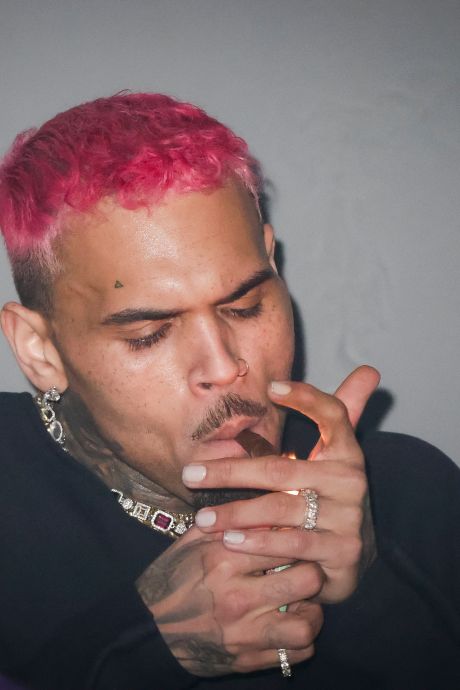 Chris Brown surpris en train de fumer en boîte à Bruxelles: un p-v pourrait lui être envoyé