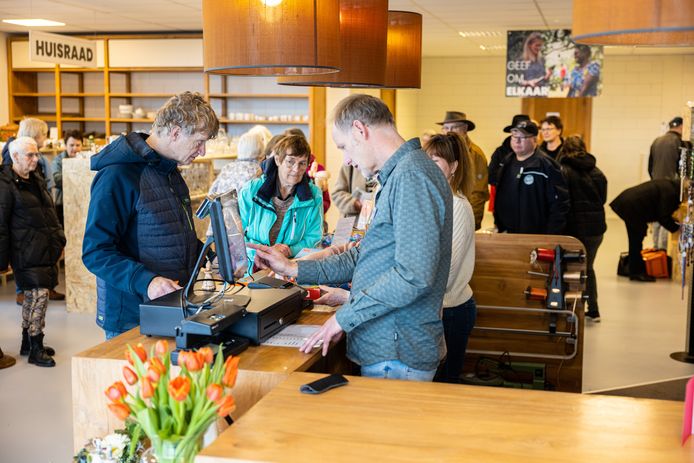 Christelijke hulporganisatie Red een Kind heeft haar vijfde kringloopwinkel geopend, aan de Stelling in Hardenberg. De opening trok veel belangstelling. Een half uur na de opening stond er zaterdag een flinke rij bij de kassa.