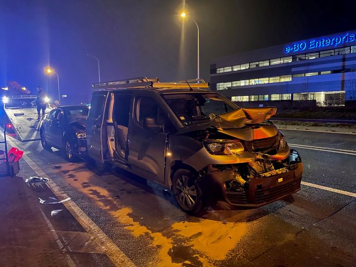 IEPER: langs de Noorderring kwam het tot een kop-staart botsing tussen drie voertuigen.