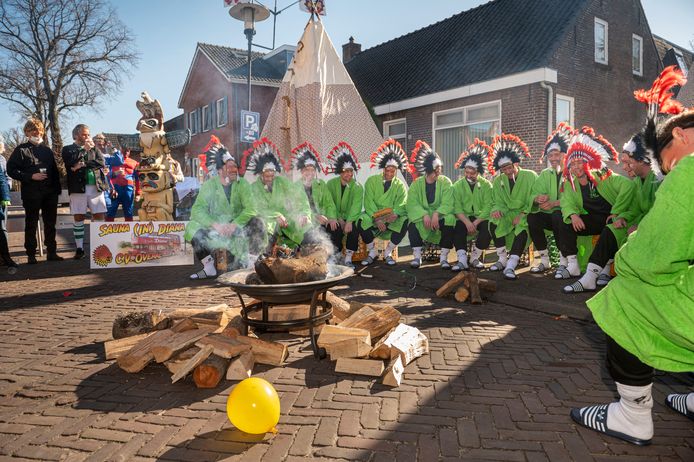 CV Overal zitten in ‘Sauna (in) Diana’ flauwe moppen te tappen.