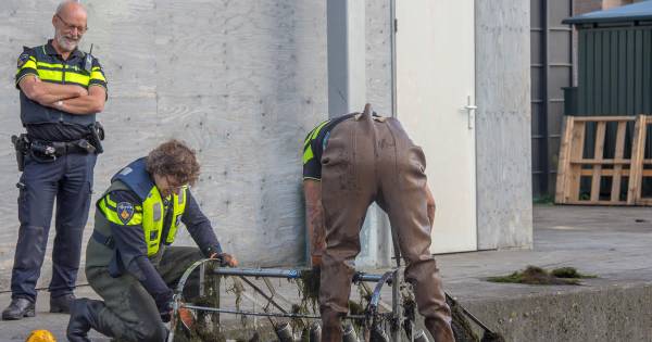 Politie valt woning Vinkeveen binnen.