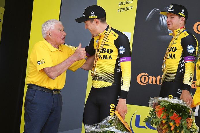 Met onder andere Wout Van Aert op het podium na de ploegentijdrit in de Tour van 2019.