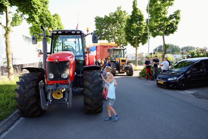 Boeren blokkeren het distributiecentrum van Albert Heijn aan de Randweg in Geldermalsen.