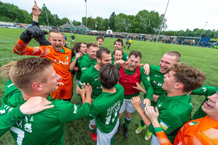 Groen Wit'62 viert de onlangs de behaalde titel. De club hoopt vanaf 2023 actief te zijn in de derde klasse op zaterdag.